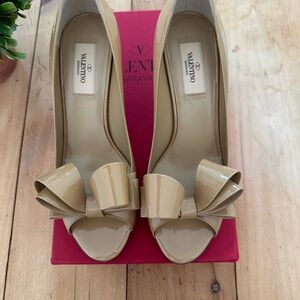 Valentino Garavani Tan Bow Detail Heels